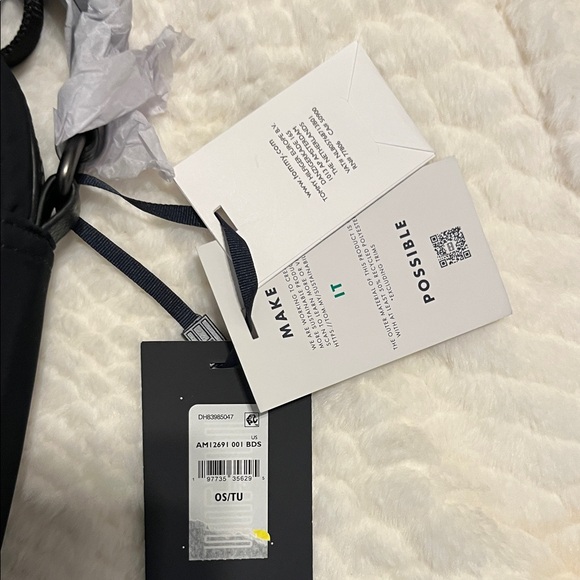 Tommy Hilfiger Lightweight Classic Black Messenger Bag - Picture 3 of 6